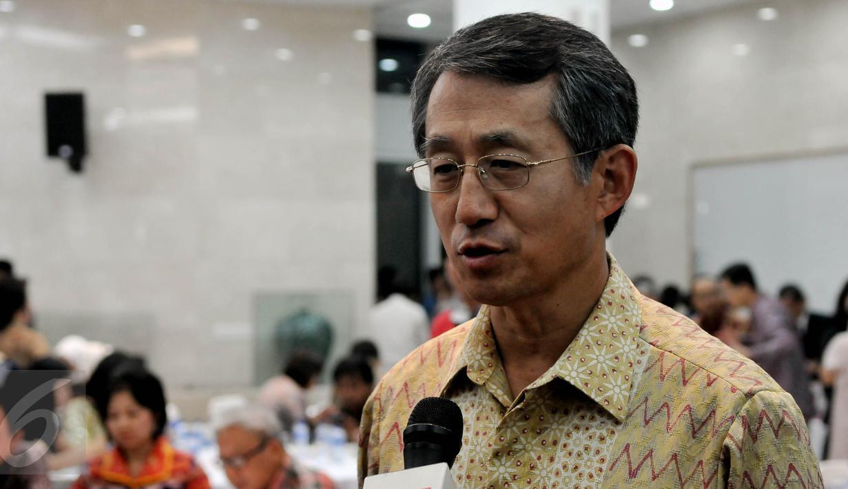 Dubes Korsel untuk Indonesia, Cho Taiyong memberi keterangan pers saat Ramah Tamah dengan para jurnalis, Jakarta, Kamis (10/12/2015).  Cho Taiyong berterimakasih kepada para jurnalis yang memperkenalkan kebudayaan Korea. (Liputan6.com/ Johan Tallo)