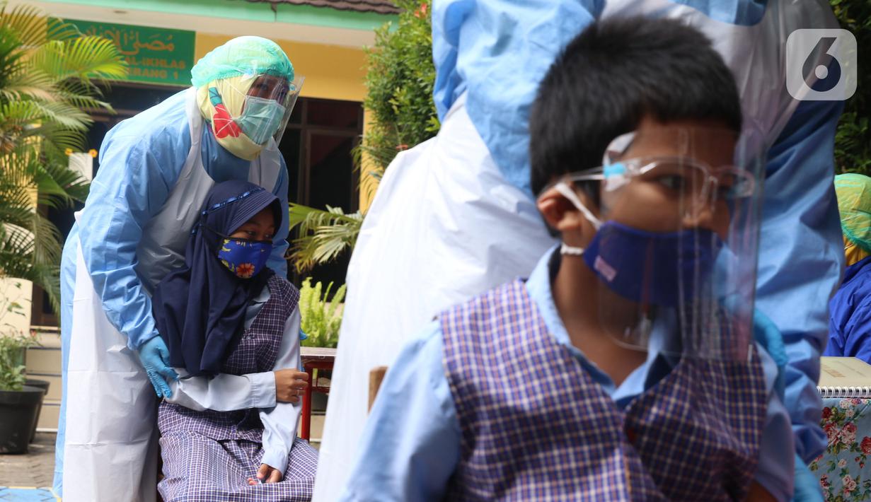 Siswa Sekolah Dasar (SD) bersiap untuk imunisasi di SDN Tangerang 1, Kota Tangerang, Kamis (19/11/2020). Pemberian imunisasi tersebut untuk memberikan perlindungan kepada anak-anak usia SD serta meningkat daya tahan tubuh serta mencegah berbagai penyakit. (Liputan6.com/Angga Yuniar)