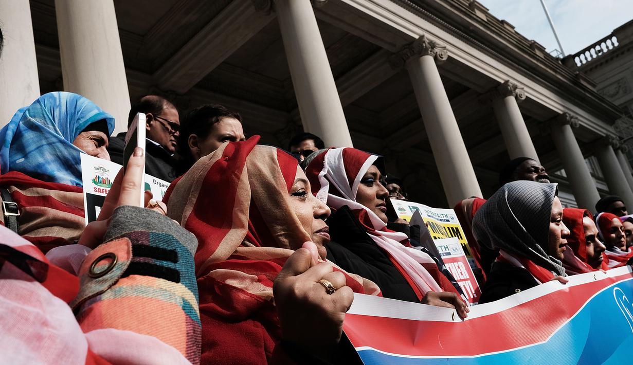 <p>Sejumlah wanita merayakan Hari Hijab Sedunia di Balai Kota, New York, Rabu (1/2).Peringatan yang dimulai pada 2013 lalu ini mengajak seluruh wanita, baik muslim atau nonmuslim untuk mengenakan hijab selama satu hari. (Spencer Platt / Getty Images / AFP)</p>