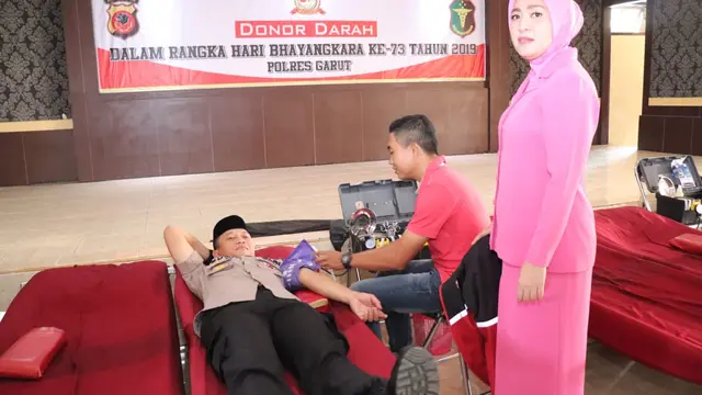 Kapolres Garut AKBP Budi Satria Wiguna didampingi istri, tengah melaksanakan donor darah dalam rangkaian kegiatan sosial HUT Bhayangkara ke 73 tahun ini
