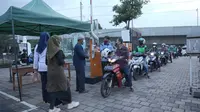 Masjid Agung Al Azhar tetap membagikan takjil gratis setiap harinya selama bulan Ramadan dengan konsep drive through. Mereka yang ingin takjil tak perlu turun dari kendaraannya. (Foto: Liputan6.com).