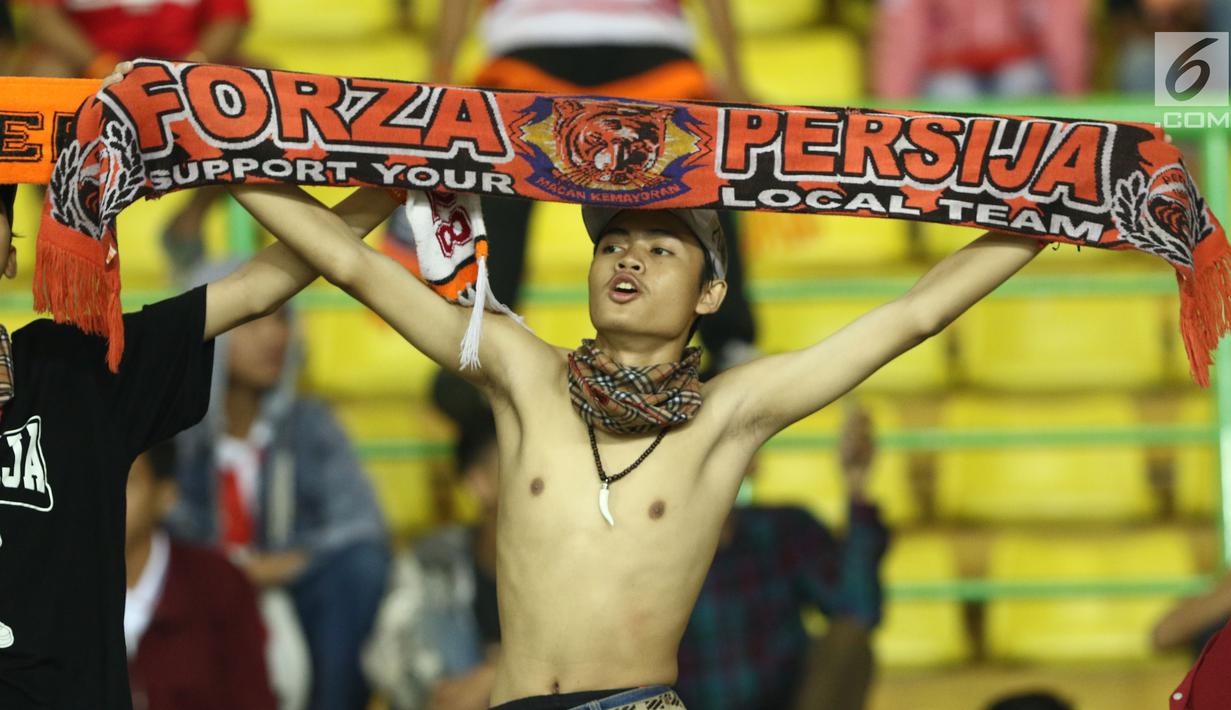 Suporter Persija membentangkan syal merayakan kemenangan tim Macan Kemayoran atas Perserui pada lanjutan Liga 1 Indonesia di Stadion Patriot Candrabhaga, Bekasi, Selasa (13/6). Persija menang telak 3-0 atas perserui. (Liputan6.com/Helmi Fithriansyah)
