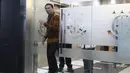 Mantan Komisaris Utama PT Pertamina (Persero), Basuki Tjahaja Purnama alias Ahok bersiap meninggalkan gedung Kejaksaan Agung Republik Indonesia, Jakarta, Kamis (13/3/2025). (merdeka.com/Arie Basuki)