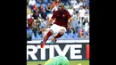 Pemain belakang AS Roma, Maicon (atas), melompat menghindari penjaga gawang Hellas Verona, Pierluigi Gollini, saat berlaga dilanjutan Serie A Italia di Stadion Olimpiade, Roma (27/9/2014). AS Roma unggul dua gol atas Hellas Verona. (REUTERS/Tony Gentile)