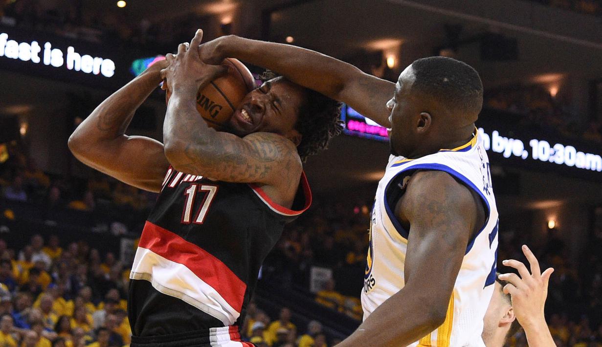 Golden State Warriors forward, Draymond Green (23, right)  melakukan menghadang gerakan pemain Portland Trail Blazers center,  Ed Davis (17) pada laga NBA Playoffs di Oracle Arena, Rabu (4/5/2016) WIB.  (Mandatory Credit: Kyle Terada-USA TODAY Sports)