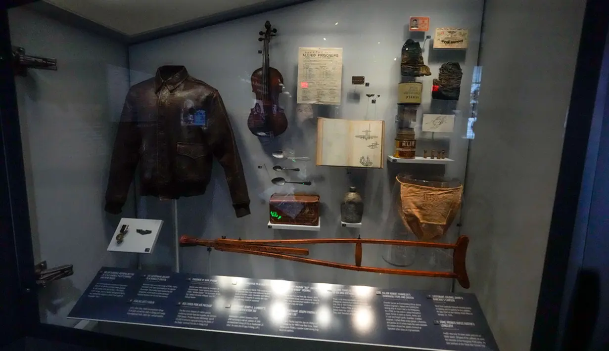 Artefak tentara Amerika Serikat yang terluka dan ditangkap oleh Jerman selama Perang Dunia II menjadi bagian dari pameran di paviliun baru yang akan dibuka di Museum Nasional Perang Dunia II di New Orleans, Amerika Serikat, Selasa (31/10/2023). (AP Photo/Gerald Herbert)