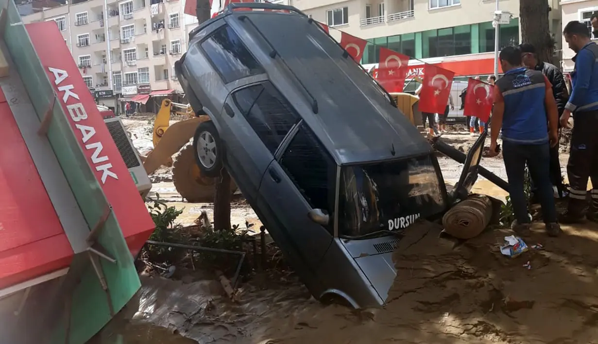 Orang-orang bekerja di area yang terdampak banjir di Provinsi Giresun, kawasan Laut Hitam, Turki (23/8/2020). Banjir yang melanda Giresun pada Minggu (23/8) menewaskan enam orang, termasuk dua personel Gendarmerie, demikian dilaporkan kantor berita semiresmi Turki Anadolu Agency. (Xinhua)
