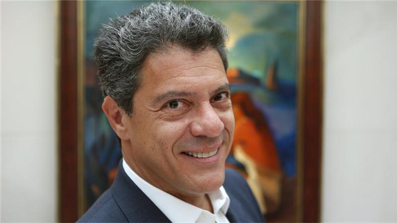  Roger Agnelli, mantan bos pertambangan raksasa Brasil Vale meninggal dunia setelah jet pribadinya menabrak bangunan di sebuah perumahan di Sao Paulo, Brasil.