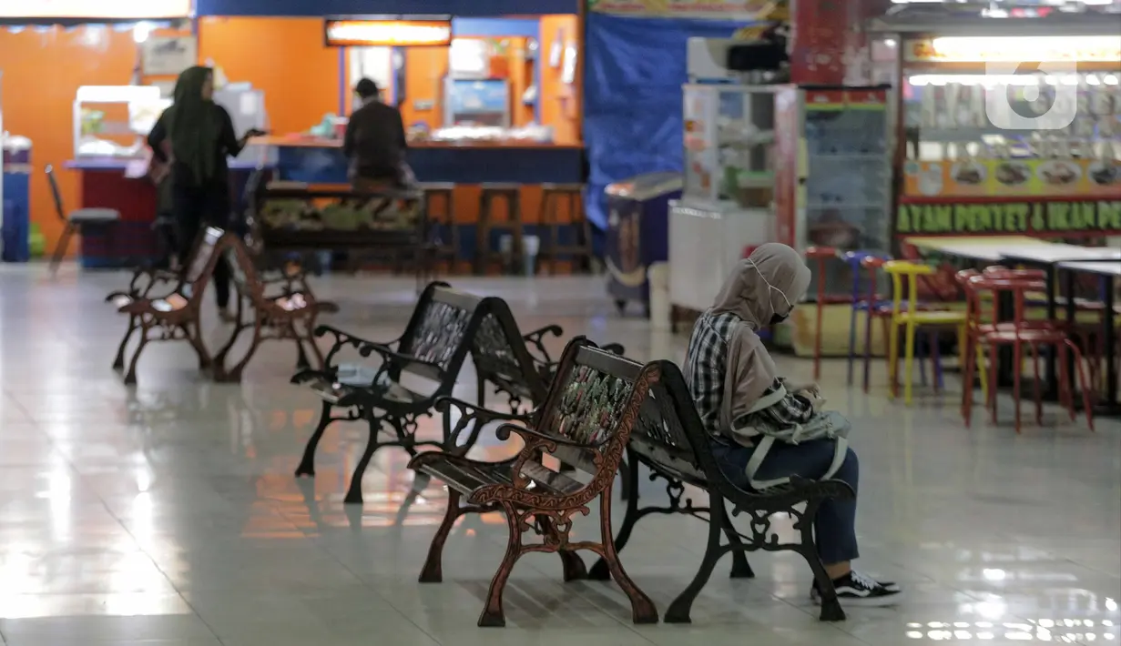Suasana pada pusat kuliner di kompleks Pasaraya Blok M, Jakarta, Selasa (24/3/2020). Adanya imbauan pemerintah untuk tidak beraktivitas di luar rumah, membuat sejumlah pemilik toko memilih menutup usahanya sementara waktu  mengantisipasi meluasnya penyebaran COVID-19. (Liputan.com/Faizal Fanani)
