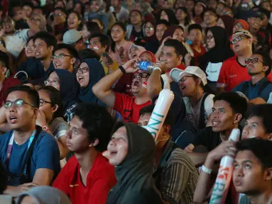 Ratusan suporter tim bulutangkis Indonesia saat menyaksikan siaran langsung laga perempat final dan 16 besar bulutangkis Asian Games 2018 melalui layar lebar di kawasan kompleks GBK, Jakarta, Sabtu (25/8). (Liputan6.com/Helmi Fithriansyah)