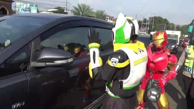 Relawan berkostum superhero menghibur pengendara yang terjebak one way di jalur Puncak, Kabupaten Bogor, Jawa Barat, Jumat (6/5/2022). (Liputan6.com/ Achmad Sudarno)