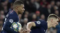 Penyerang PSG, Kylian Mbappe (kiri) berselebrasi dengan rekannya Thomas Meunier usai mencetak gol ke gawang Real Madrid pada pertandingan Grup A Liga Champions di stadion Santiago Bernabeu, Spanyol (26/11/2019). Real Madrid bermain imbang 2-2 atas PSG. (AFP Photo/Javier Soriano)