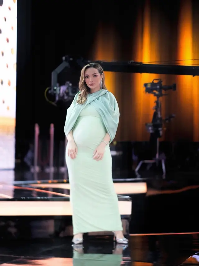 6 Potret Zaskia Gotik Pamer Baby Bump yang Makin Membesar saat Manggung