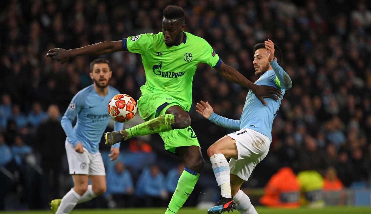 Aksi pemain Schalke, Salif Sane pada leg kedua, babak 16 besar Liga Champions yang berlangsung di Stadion Etihad, Manchester, Rabu (13/3). Man City menang 7-0 atas Schalke. (AFP/Oli Scarff)
