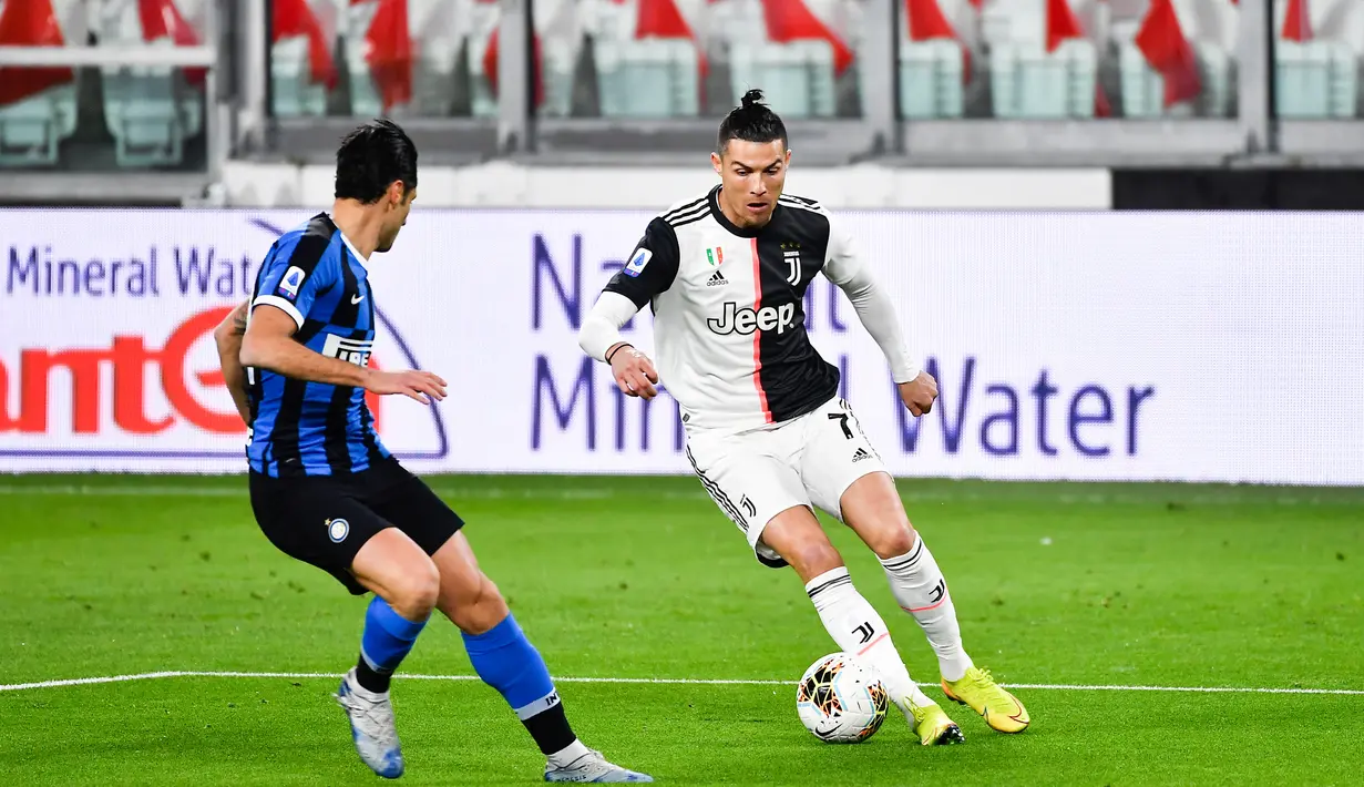 Pemain Juventus Cristiano Ronaldo (kanan) mencoba melewati pemain Inter Milan Antonio Candreva pada pertandingan Serie A di Allianz Stadium, Turin, Italia, Minggu (8/3/2020). Pertandingan digelar tanpa penonton akibat khawatir penyebaran virus corona (COVID-19). (Marco Alpozzi/LaPresse via AP)