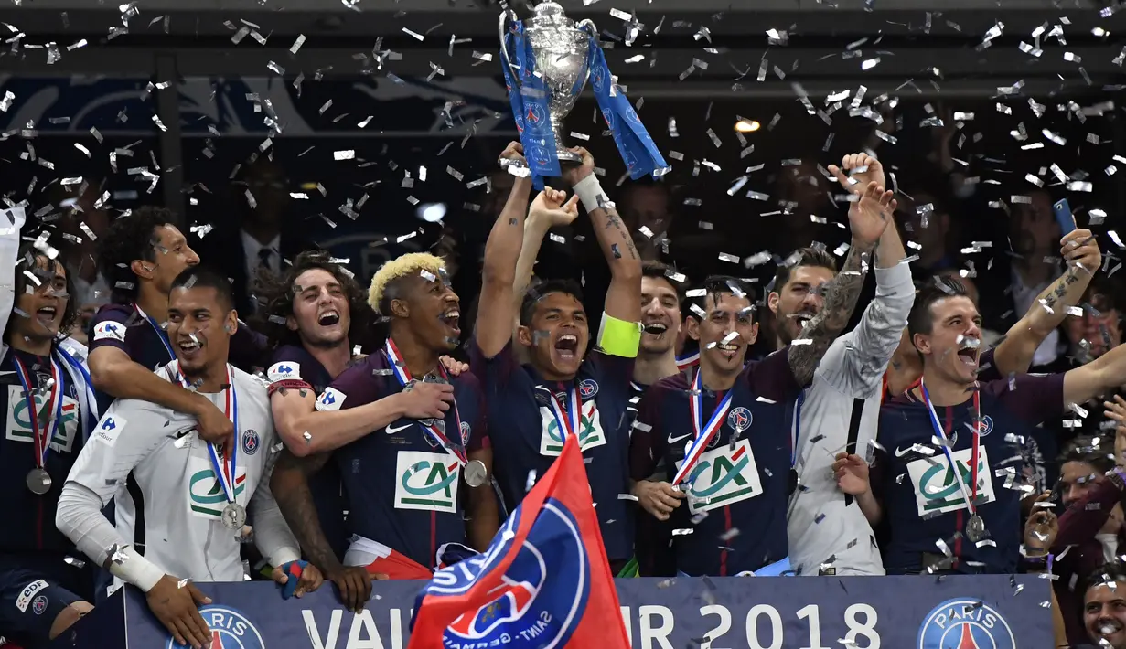 Pemain Paris Saint-Germain, Thiago Silva dan timnya merayakan kemenangan atas Tim divisi tiga, Les Herbiers pada final Piala Prancis (Coupe de France) di Stade de France, Rabu (9/5). PSG sukses menjuarai Piala Prancis usai menang 2-0. (AFP/FRANCK FIFE)