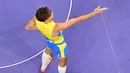 Atlet lompat galah Swedia, Armand Duplantis melakukakn selebrasi dengan menirukan gaya penembak Turki, Yusuf Dikec saat memastikan medali emas cabang olahraga lompat galah Olimpiade Paris 2024 di Stade de France, Paris, Prancis, Senin (05/08/2024) waktu setempat. (AFP/Antonin Thuillier)