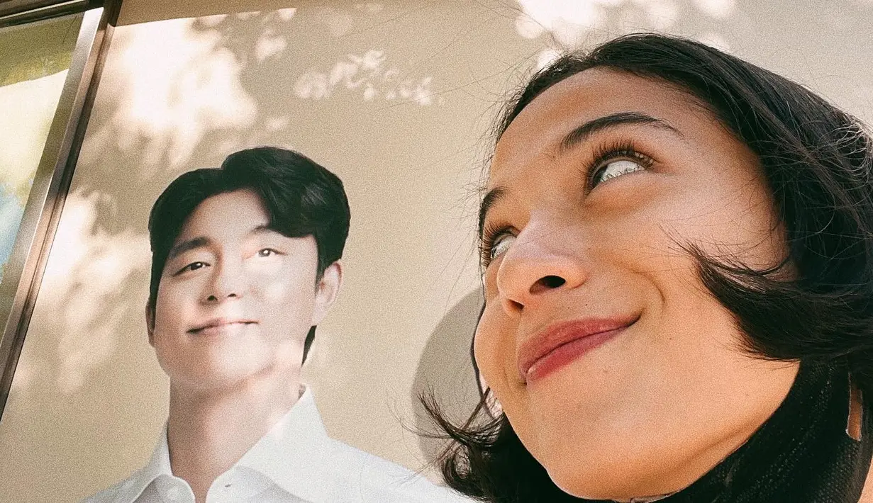 <p>Ekspersi bahagia Putri Marino melihat poster idolanya terpampang besar. "Beberapa selfie berdua," tulis Putri. (Foto: Instagram/ putrimarino)</p>