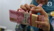 Teller menghitung mata uang rupiah di bank, Jakarta, Rabu (22/1/2020). Gubernur Bank Indonesia Perry Warjiyo mengatakan penguatan nilai tukar rupiah yang belakangan terjadi terhadap dolar Amerika Serikat sejalan dengan fundamental ekonomi Indonesia dan mekanisme pasar. (Liputan6.com/Angga Yuniar)