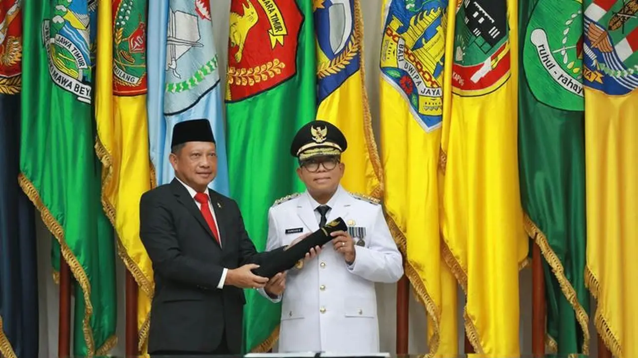 Mendagri Muhammad Tito Karnavian (kiri) berfoto bersama Pj. Gubernur Lampung Samsudin di Kantor Kemendagri, Jakarta, Rabu (19/6/2024). Foto : (Istimewa)..