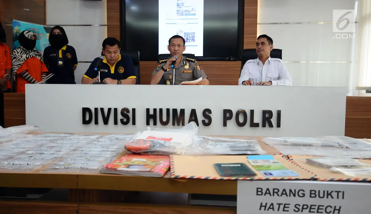  Karobibamitra Humas Mabes Pol Kombes Pol Awi Setiyono (kedua kanan) memberi keterangan terkait penangkapan tersangka kasus penyebaran ujaran bernada kebencian lewat internet di Mabes Polri Jakarta, Rabu (23/8). (Liputan6.com/Helmi Fithriansyah)