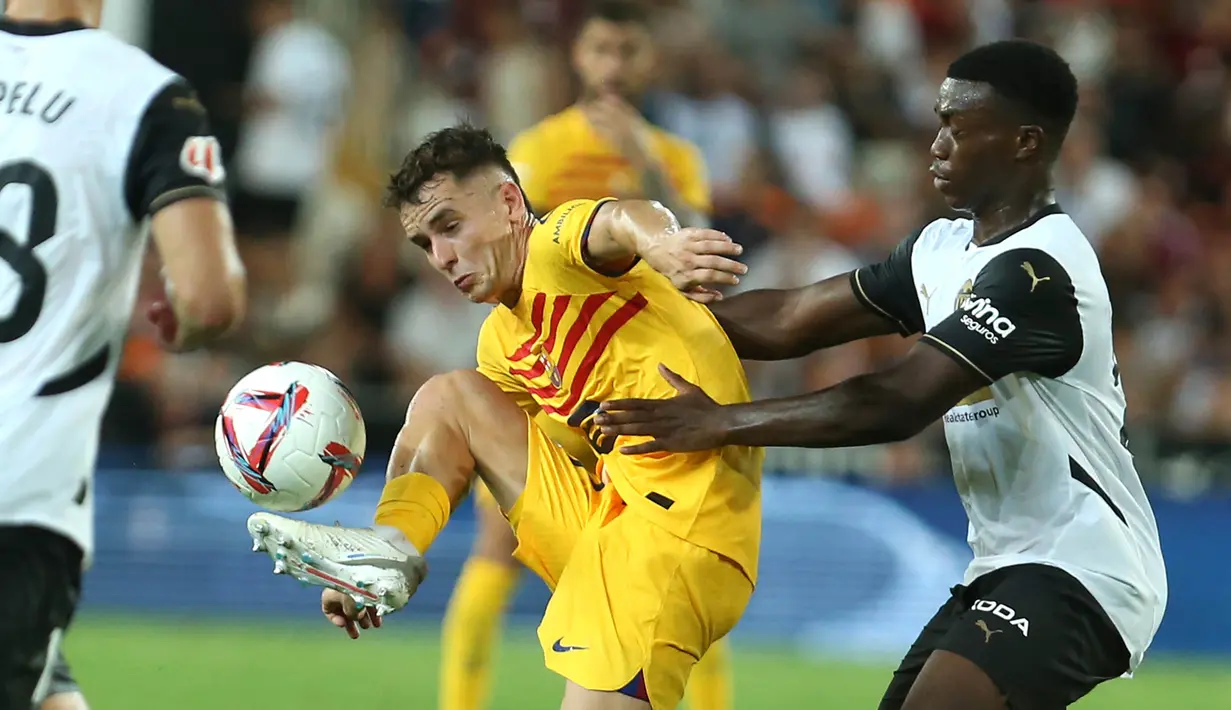 Di masa tambahan waktu babak pertama, Barcelona berhasil menyamakan kedudukan lewat gol Robert Lewandowski pada menit ke-45+5. (AP Photo/Alberto Saiz)
