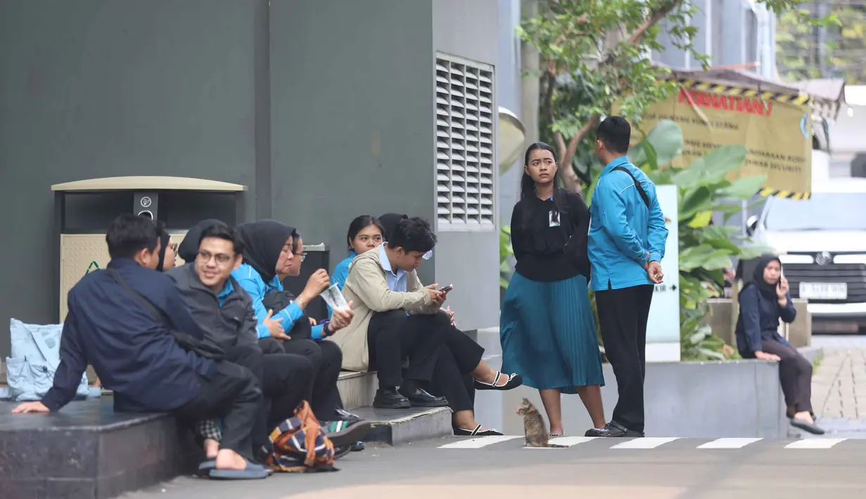 Beberapa karyawan berkumpul di sekitar area gedung Badan Gizi Nasional (BGN) di Jalan Kebon Sirih, Menteng, Jakarta Pusat, Rabu (3/6/2026), menyusul pergantian jajaran pimpinan di lembaga tersebut. (Kapanlagi.com/Budy Santoso)