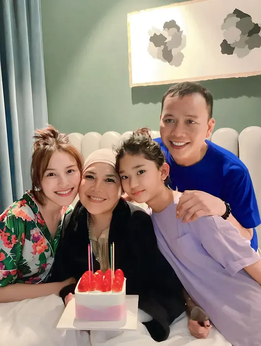 Ayu Ting Ting dan ibunya seperti fotokopi, mirip banget. [Instagram/ayutingting92]