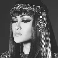 Julia Perez tampil ala Cleopatra, putri legendaris dari Mesir. Namun tak sedikit dari para fans yang berpendapat jika dalam foto ini Jupe mirip penyanyi asal California, US, Katy Perry. (Photo : Instagram)