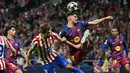 Bertanding di Stadion Metropolitano, Madrid pada Selasa 14 April 2026 waktu setempat atau Rabu (15/4/2026) dini hari WIB, kedua tim langsung tampil menekan. Tampak dalam foto, bek Atletico Madrid asal Spanyol, Robin Le Normand (kiri), berebut bola dengan Gerard Martin (Barcelona) selama pertandingan leg kedua perempat final Liga Champions 2025/2026 di Stadion Metropolitano, Madrid pada Selasa 14 April 2026 waktu setempat atau Rabu (15/4/2026) dini hari WIB. (Javier SORIANO/AFP)