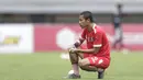 Pemain Arema FC, Dendi Santoso, melepas dahaga saat latihan di Stadion Patriot, Bekasi, Jumat (29/3). Latihan ini persiapan jelang perempat final Piala Presiden 2019 melawan Bhayangkara FC. (Bola.com/Vitalis Yogi Trisna)