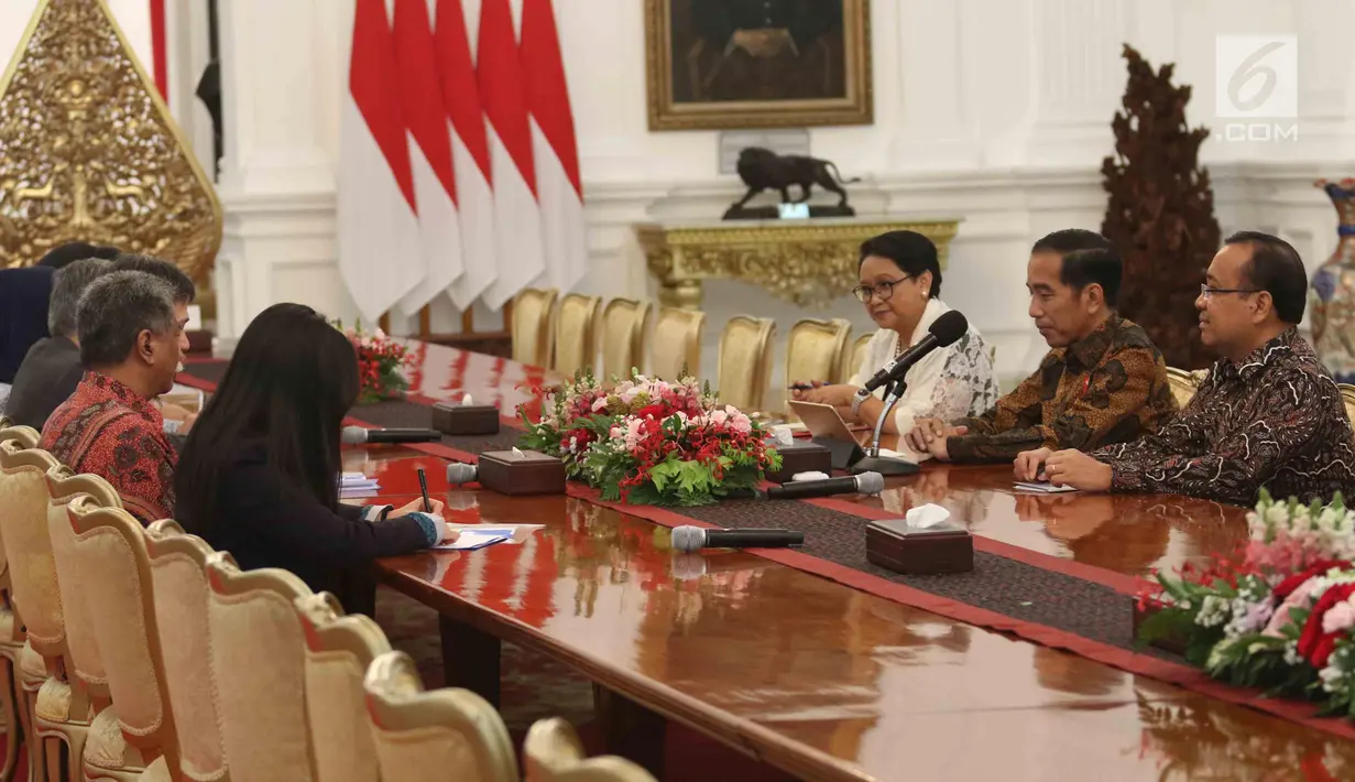 Suasana pertemuan Presiden Joko Widodo dengan Sekjen ASEAN Dato Paduka Lim Jock Hoi dari Brunei Darussalam beserta Delegasi di Istana Merdeka, Jakarta, Jumat (23/3). Pertemuan membahas pembangunan gedung baru sekretariat ASEAN. (Liputan6.com/Angga Yuniar)