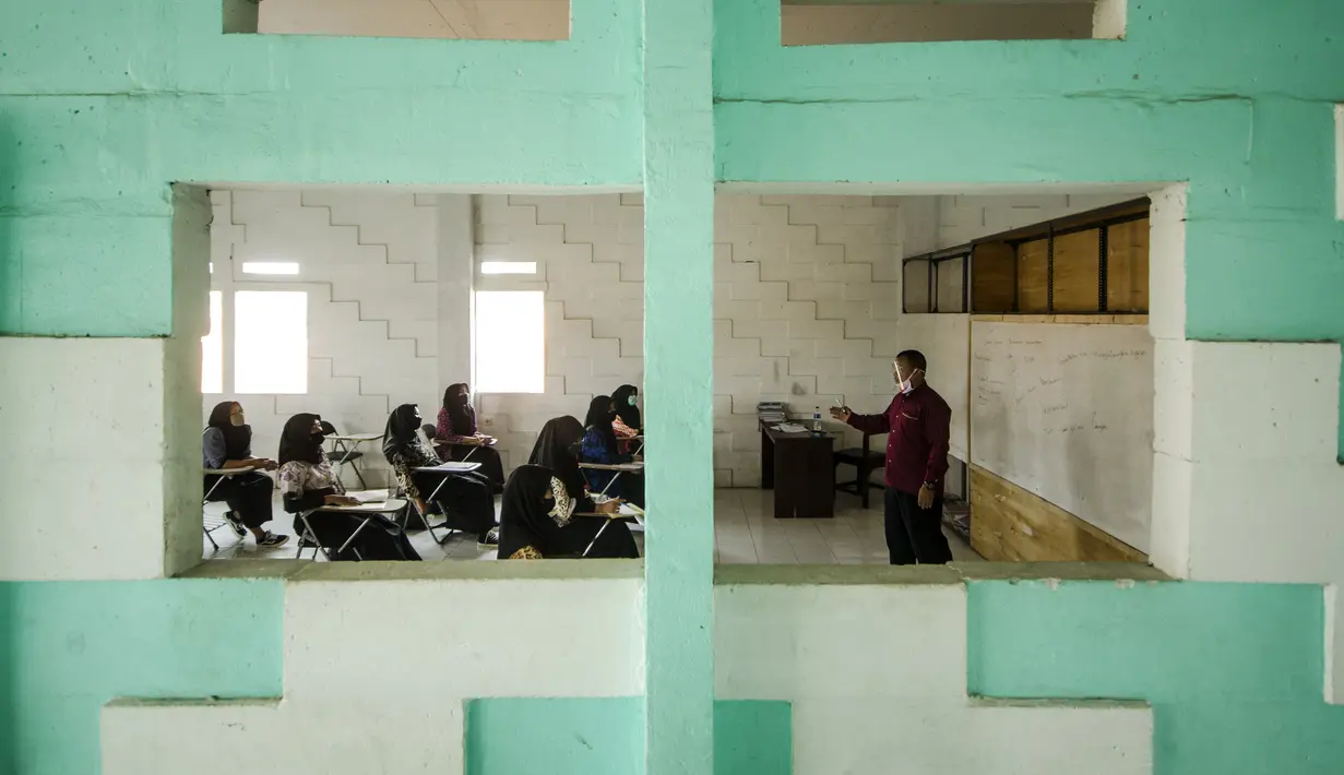 Guru mengajar siswa SMA saat pembelajaran tatap muka di Sekolah Islam Ibnu Aqil Ibnu Sina, Soreang, Bandung, Jawa Barat, Rabu (5/8/2020). Indonesia akan mengizinkan sekolah di zona hijau COVID-19 melakukan pembelajaran tatap muka di bawah protokol kesehatan yang ketat. (Xinhua/Septianjar)