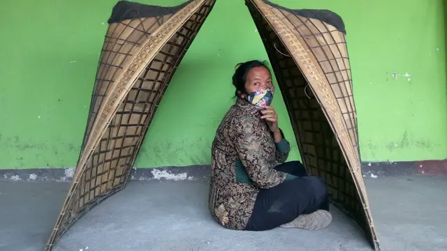 Mulyani, guru Seni SMPN 2 Selomerto Wonosobo memainkan bundengan di lapangan olahraga sekolah setempat, beberapa waktu lalu. (Foto: Liputan6.cm/Rudal Afgani Dirgantara)