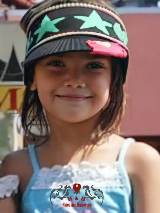 Pakai topi sembari pamer senyum, senyuman manis Haico Van der Veken kecil ini bikin pangling. Kini jadi artis Indonesia populer, aura bintang Haico Van der Veken sudah terlihat sejak kecil. Cantik sejak kecil, warganet sebut jika bintang film Kain Kafan Hitam punya kecantikan yang awet. Selain paras dan senyumannya, ekspresi wajah manis Haico ini juga dipuji menyenangkan. (Liputan6.com/IG/@haicovers.ofc)