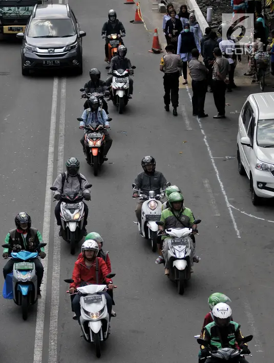 Pengendara sepeda motor melintas di Jalan MH Thamrin, Jakarta, Senin (2/7). Kajian pembatasan kendaraan roda dua atau sepeda motor dengan sistem ganjil-genap atas rekomendasi Dishub DKI Jakarta. (Merdeka.com/ Iqbal S. Nugroho)