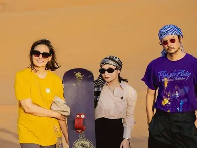 Usai menghadiri acara film di Kanada, Prilly Latuconsina bersama Ine Febrianti dan Dwi Sasono mampir ke Dubai. Dalam perjalanan pulang ke Indonesia tersebut, para pemain film ini menikmati momen bersama bermain di gurun pasir. Gurun pasir tentu menjadi tempat unik karena tidak ada di Indonesia. (Liputan6.com/IG/@prillylatuconsina96)