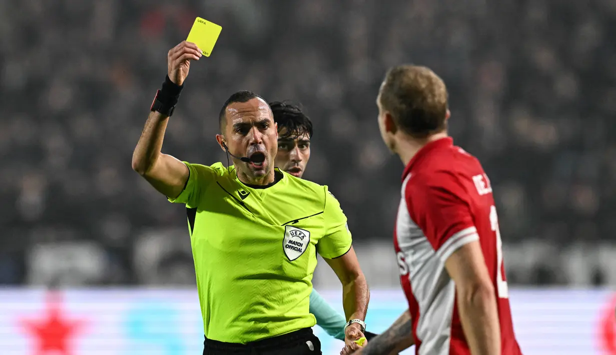 Laga Royal Antwerp vs Barcelona sempat diwarnai dua blunder dari Oriol Romeu dan kartu merah yang tidak jadi diberikan oleh wasit. (JOHN THYS / AFP)