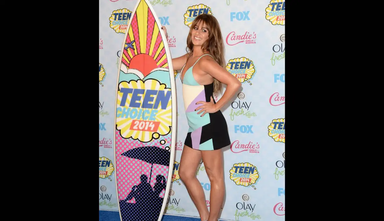 Aktris Lea Michele mencuri perhatian awak media dan para hadirin di ajang Teen Choice Awards 2014, Los Angeles, Minggu (10/8/14). (Jason Merritt/Getty Images/AFP)