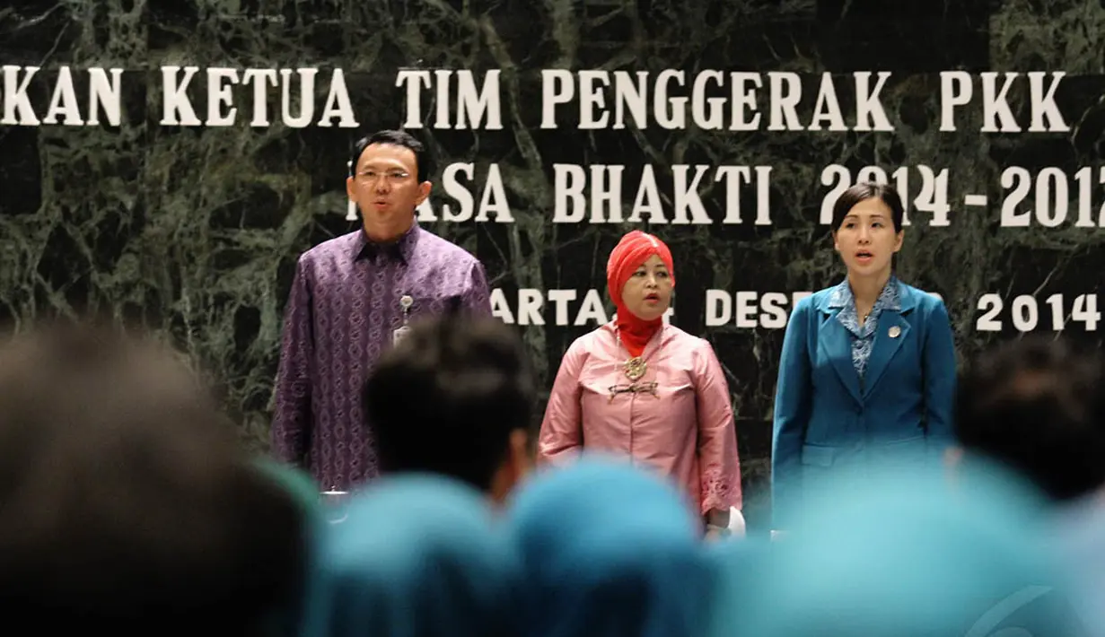 Gubernur DKI Jakarta Basuki Tjahaja Purnama, Ketua Umum Tim Penggerak PKK Erni Guntarti Tjahjo Kumolo, Ketua Tim Penggerak PKK DKI 2014-2017 yang juga istri Basuki, Veronica Tan, di Balaikota, Kamis (4/12/2014). (Liputan6.com/Faizal Fanani)