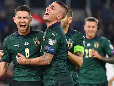 Gelandang Italia, Jorginho, merayakan gol yang dicetaknya ke gawang Yunani pada laga Kualifikasi Piala Eropa 2020 di Stadion Olimpico, Roma, Sabtu (12/10). Italia menang 2-1 atas Yunani. (AFP/Alberto Pizzoli)