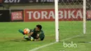 Aksi Kiper Pusamania Borneo FC, Wawan menepis tembakan pemain Madura United, Facrudin lewat adu penalti pada babak delapan besar Piala Presiden 2017 di Stadion Manahan, Solo. Jumat (25/2/2017). (Bola.com/Nicklas Hanoatubun)