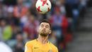 Pemain Australia, Aaron Mooy (atas) berebut bola dengan pemain Jerman, Lars Stindl pada laga grup B Piala Konfederasi 2017 di Fisht Stadium, Sochi, Rusia, (19/6/2017). Jerman menang 3-2. (AP/Martin Meissner)