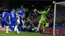 Pemain Chelsea Callum Hudson-Odoi (belakang) menyundul bola yang membentur mistar saat melawan Plymouth Argyle pada putaran keempat Piala FA di Stadion Stamford Bridge, London, Inggris, 5 Februari 2022. Chelsea menang 2-1. (AP Photo/Matt Dunham)