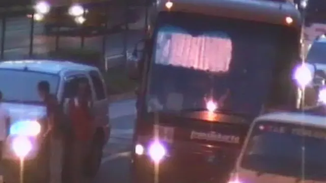 [VIDEO] Hindari Polisi, Mobil Nyangkut di Separator Busway