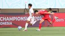 <p>Pemain Timnas Indonesia U-16, Dafa Zaidan El Fikri,&nbsp;berusaha melewati pemain Vietnam pada laga perebutan tempat ketiga Piala AFF U-16 2024 di Stadion Manahan, Solo, Jawa Tengah, Rabu (7/3/2024). (Bola.com/Abdul Aziz)</p>