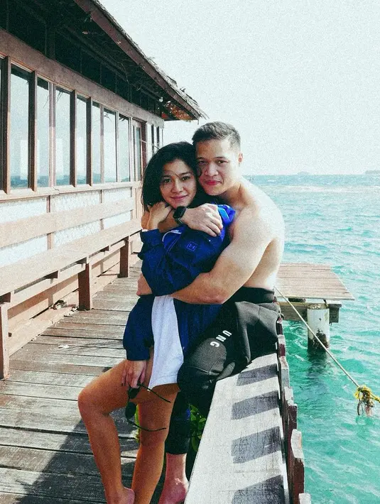 <p>Tak hanya itu saja, Naysila dan Arfito juga kerap menghabiskan waktu untuk liburan bersama. Salah satunya adalah ketika mereka berlibur ke laut. [Foto: Instagram/fitohtg]</p>