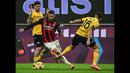 Bek berusia 23 tahun milik AC Milan, Theo Hernandez (tengah) merupakan pemain dengan ketarampilan menonjol dalam dua tahun terakhir di Serie A. Theo memiliki kemampuan menguasai bola dan umpan yang bagus dengan statistik 66 kali tampil, 13 gol, dan 11 assist. (Foto: AFP/Miguel Medina)
