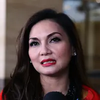 Meski sudah terlepas dari Farhat Abbas, Nia Daniati rupanya masih harus berurusan dengan mantan suaminya tersebut lantaran persoalan harta gono gini. (Wimbarsana/Bintang.com)