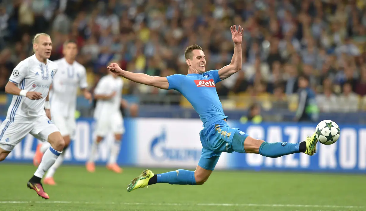 Aksi Arkadiusz Milik (kanan) saat mengontrol bola pada laga grup B Liga Champions melawan FC Dynamo Kiev di Olympiyskiy stadium, Kiev, (14/9/2016) dini hari WIB. (AFP/Sergei Supinsky)